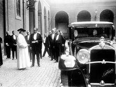 Píše se rok 1930… Vpravo od papeže (ve světlém rouchu) stojí distingovaný rodák od Šumperka – a předává první mercedesí papamobil: Nürburg 460. 