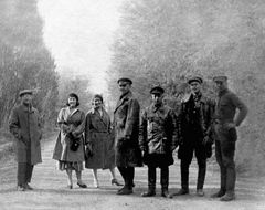 Agnessa Mironovová (druhá zleva) mezi spolupracovníky NKVD, Dněpropetrovsk, 1933.