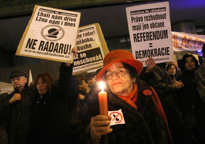 Zapálená svíčka jako symbol začátku sametové revoluce před 19 lety. Letos se však Národní třída stala spíše místem střetu příznivců a odpůrců umístění amerického radaru v Čechách.