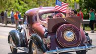 Ellie Ault, Katie Ault a Johnny Esposito zdraví diváky z historického vozu Buick při Memorial Day Parade ve Waynu, stát Maine.