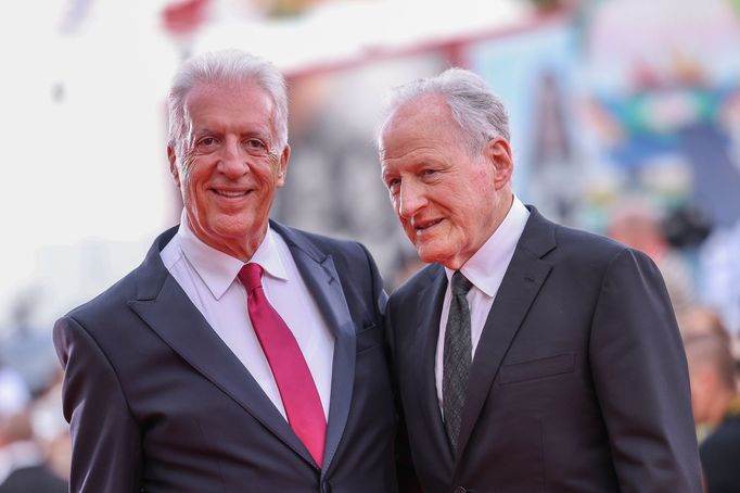 Na snímku z benátské premiéry filmu jsou vlevo Piero Ferrari, druhý a jediný žijící syn Enza Ferrariho, a režisér Michael Mann.