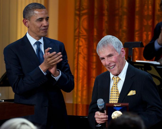 Americký prezident Barack Obama v roce 2012 předal Burtu Bacharachovi (vpravo) prestižní Gershwinovu cenu.