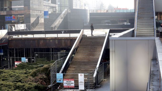 Foto: Další past na Pražany. Na Budějovické zrezivěla střecha stanice metra
