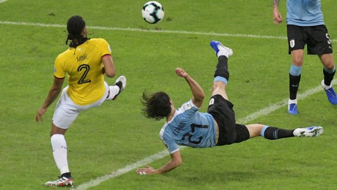 Uruguayský fotbalista Edinson Cavani se parádně trefuje do sítě Ekvádoru