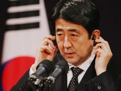 Pro japonského premiéra Abeho (na snímku) přišly výroky v nejméně vhodnou dobu - před důležitými volbami do parlamentu