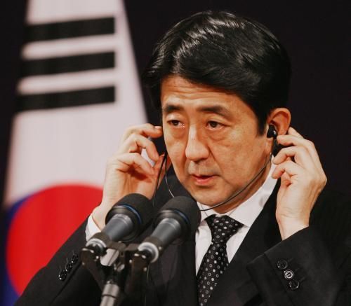 Japonský premiér Šinzó Abe na tiskové konferenci po jednání s jihokorejským prezidentem