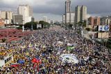Mohutné demonstrace Chávezových příznivců i (zde) odpůrců jsou už několik let běžnou součástí venezuelské reality.