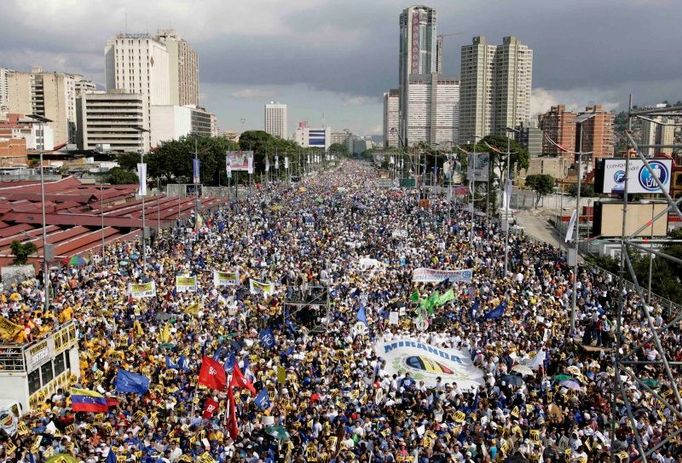 Mohutné demonstrace Chávezových příznivců i (zde) odpůrců jsou už několik let běžnou součástí venezuelské reality.