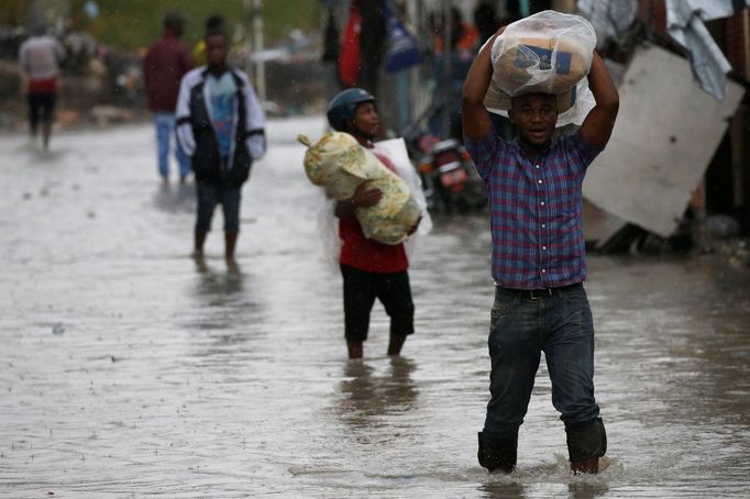 Hurikán Matthew napáchal škody na Haiti a Kubě, nyní se na něj připravují lidé na jihovýchodě USA.