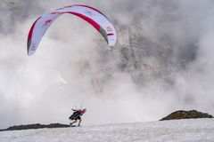 Red Bull X-Alps: V náročném závodě musí paraglidisté zdolat i horské výstupy