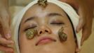 Snails crawl on the face of a woman during a demonstration of a new beauty treatment at Clinical-Salon Ci:z.Labo in central Tokyo July 17, 2013. Clinical-Salon Ci:z.Labo, which began the unique facial earlier this week, offers the 10,500 yen ($110) five-minute session with the snails as an optional add-on for customers who apply for a "Celeb Escargot Course", an hour-long treatment routine of massages and facials based on products made from snail slime that costs 24,150 yen. According to a beautician at the salon, the snail slime is believed to make one's skin supple as well as remove dry and scaly patches. Picture taken July 17, 2013. REUTERS/Issei Kato (JAPAN - Tags: SOCIETY) Published: Čec. 18, 2013, 6:01 dop.