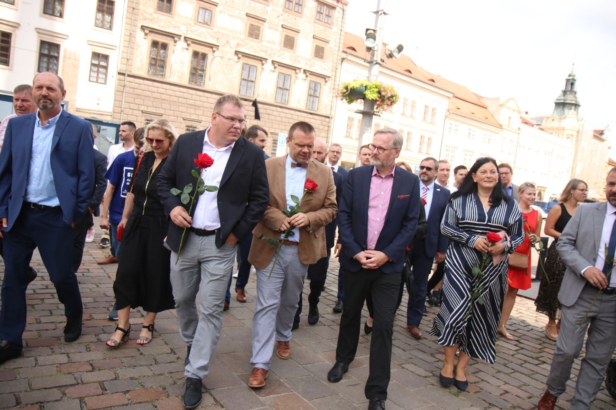 Petr Fiala v obložení spolustraníků a dalších kandidátů koalice Spolu při návštěvě v Plzni.