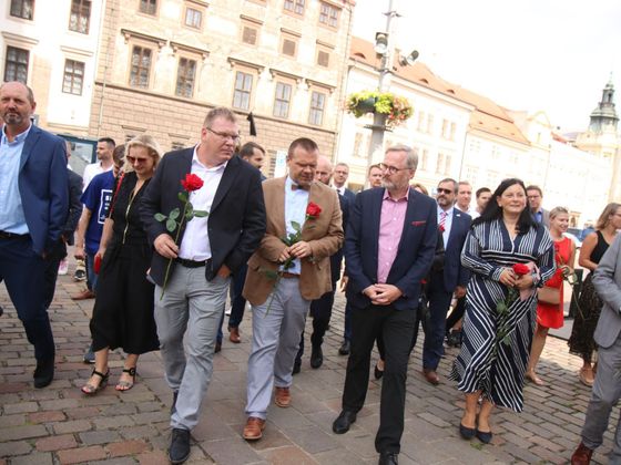 Petr Fiala v obložení spolustraníků a dalších kandidátů koalice Spolu při návštěvě v Plzni.