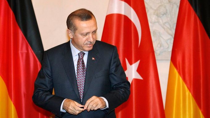 U příležitosti 50. výročí příchodu prvních tureckých gastarbeiterů do Německa přiletěl do Berlína premiér Erdogan.