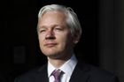 Assange napsal do Francie o azyl, ta žádost smetla ze stolu