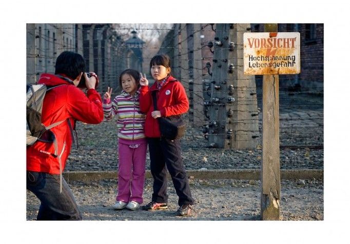 Kategorie: REPORTÁŽ; Čestné uznání Fotograf: MATĚJ STRÁNSKÝ, Respekt Informace k fotografii: Návštěvníci Auschwitz – Birkenau, Osvětim, podzim 2011