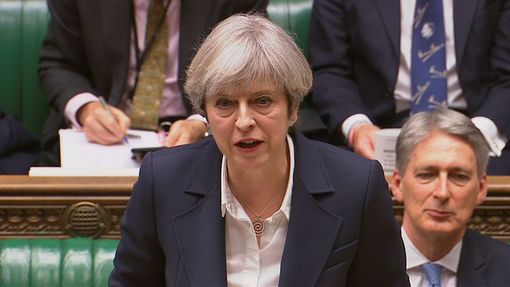 Theresa Mayová oficiálně oznamuje v Dolní sněmovně spuštění brexitu.
