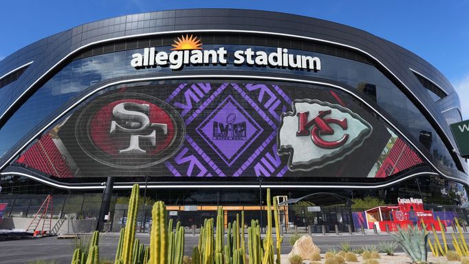 Allegiant Stadium v Las Vegas před Super Bowlem LVIII,v němž se utkají hráči San Francisca 49ers a Kansasu City Chiefs