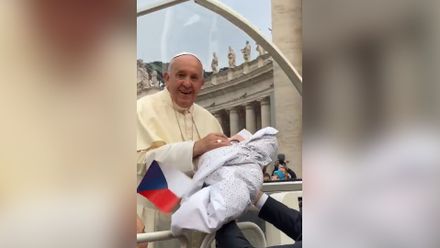 Papež František nečekaně požehnal českému miminku, nechal si ho přinést do papamobilu