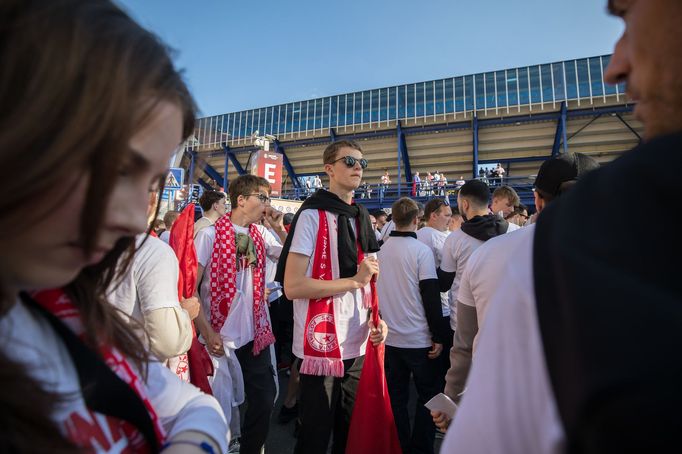 Pochod fanoušků Slavie z Náměstí Republiky na finále Mol Cupu na stadion pražské Sparty na Letné.