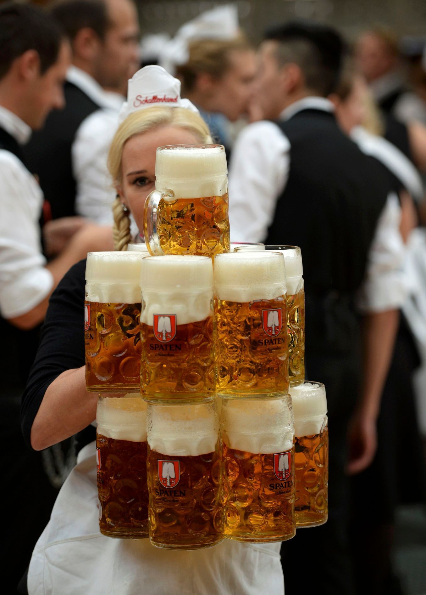 Číšnice nesoucí pivní krígly v Schottenhamel stanu na 181. ročníku Oktoberfestu.