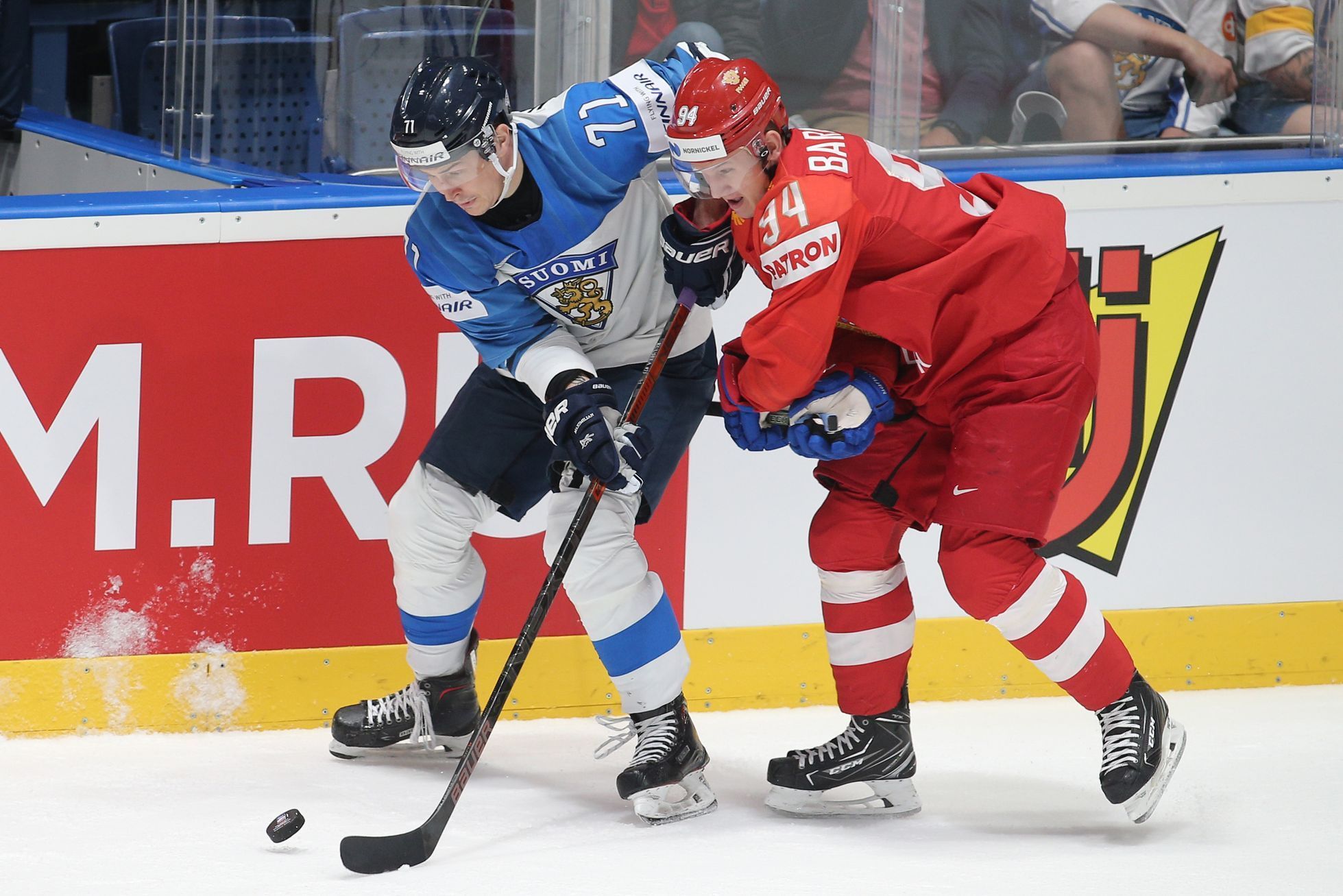 Semifinále MS v hokeji 2019, Rusko - Finsko: Kristian Kuusela a Alexandr Barabanov