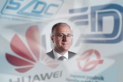 Kvůli kontaktům s čínskou firmou Huawei dostal advokát Hlína v Praze vyhazov