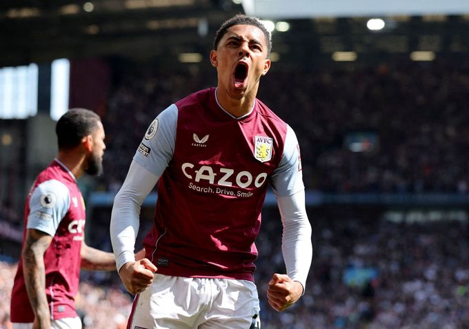 Jacob Ramsey slaví gól Aston Villy v Premier League.