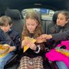 Test děti, drive-thru, drive-in, jídlo na cestách, děti v autě