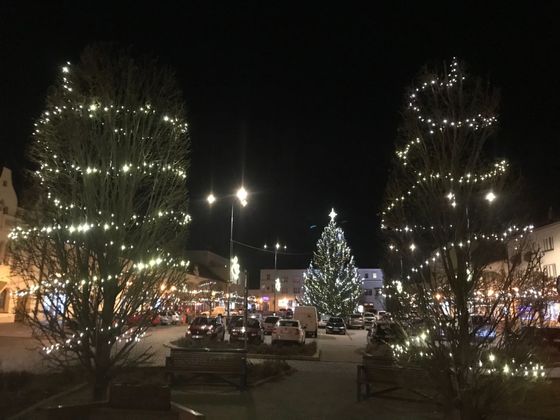 Předvánoční náměstí v Kyjově i s rozsvíceným vánočním stromem.