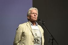 Douglas se od Formana naučil jedno české slovo. S producentem se pak pustil do Trumpa