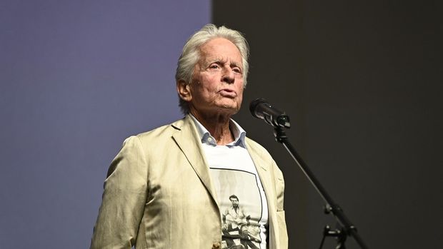 Douglas se od Formana naučil jedno české slovo. S producentem se pak pustil do Trumpa