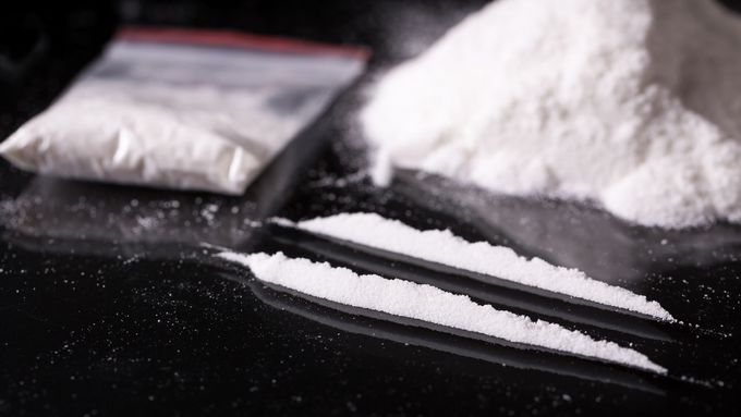 Policie při domovních prohlídkách zadržela 12,5 kilogramů kokainu a 14 milionů korun.