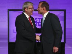 Dosavadní australský premiér Kevin Rudd s lídrem opozice Tony Abbottem na snímku z 11. srpna 2013.