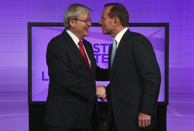 Dosavadní australský premiér Kevin Rudd s lídrem opozice Tony Abbottem na snímku z 11. srpna 2013.