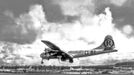 Boeing B-29 Superfortress Enola Gay přistává po svržení bomby na Hirošimu.