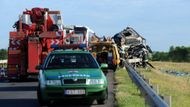 První obětí je řidič kamionu, druhou je náhradní řidič autobusu.