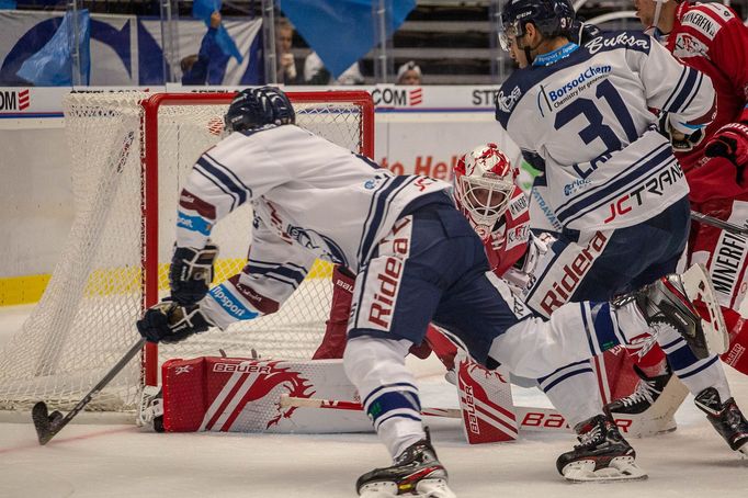 33. kolo hokejové Tipsport extraligy, Vítkovice - Třinec: Šance Vítkovic před Patrikem Bartošákem.