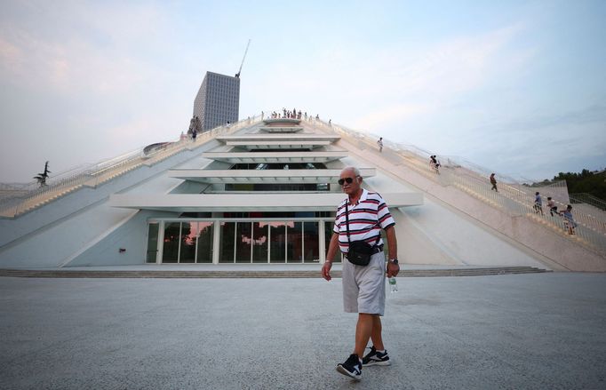 Snímek přestavěné tiranské pyramidy.