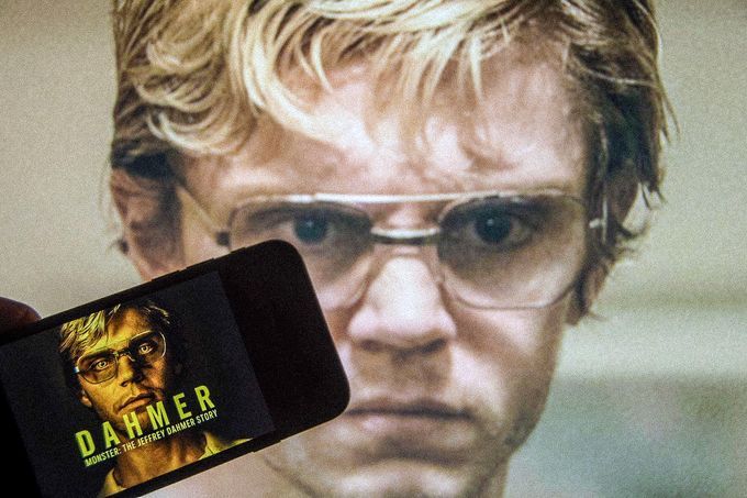 Logo seriálu Netflix „Dahmer“ s Evanem Petersem v hlavní roli na displeji telefonu. Rheinbach, Německo, 9. října 2022.