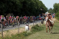 Vyloučený Moscon se omluvil za to, že na Tour udeřil soupeře