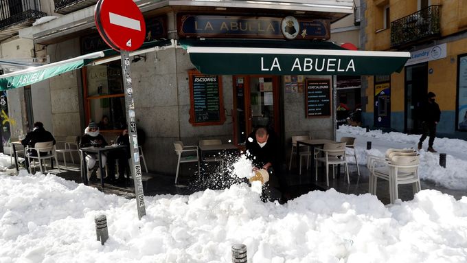 V madridském regionu napadlo až půl metru sněhu, nejvíce od roku 1971.