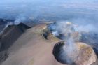 Při výbuchu sicilské sopky Etna utrpělo zranění deset lidí. Mezi nimi vědci, kteří vulkán zkoumali