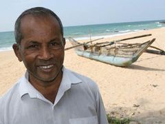Candrasan de Silva není rybář. Má obchod uprostřed vesnice Walagedara a za domem pláže.