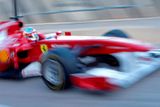 Fernandovi Alonsovi třetí titul loni utekl mezi prsty. Na testech ve Valencii se blýskl nejlepším středečním časem, ve čtvrtek byl ale z trůnu sesazen.