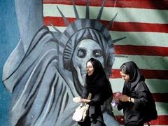 Napětí mezi USA a Íránem se datuje do roku 1979, kdy americkou ambasádu v Teheránu obsadili radikální íránští studenti