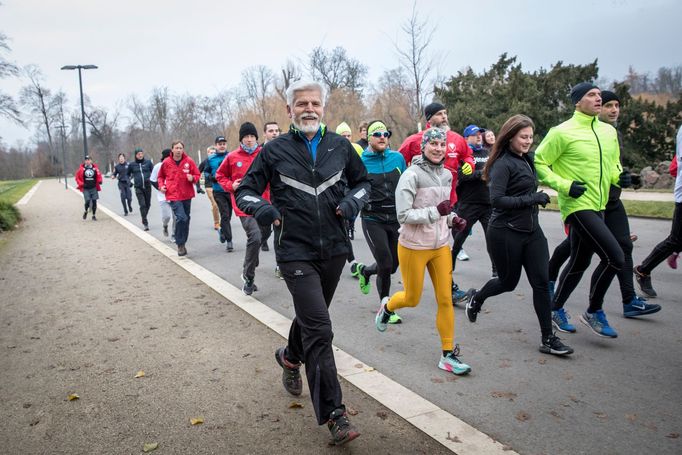 Petr Pavel a jeho fanoušci běží Stromovkou na charitativním běhu ve Stromovce, Praha, 10.12.2022