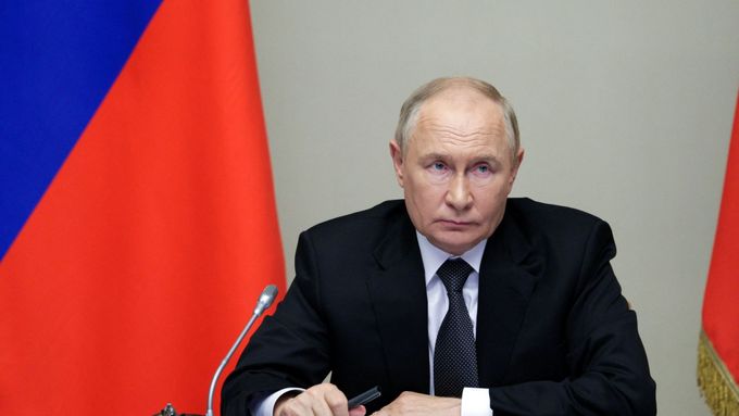 Putin mluvil s gubernátorem Alexejem Smirnovem o situaci v Kurské oblasti