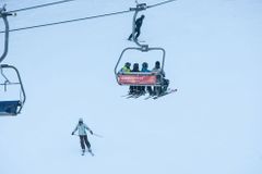 Čeští vlekaři zažili nejlepší víkend zimy, čerstvý sobotní sníh přilákal desetitisíce lyžařů