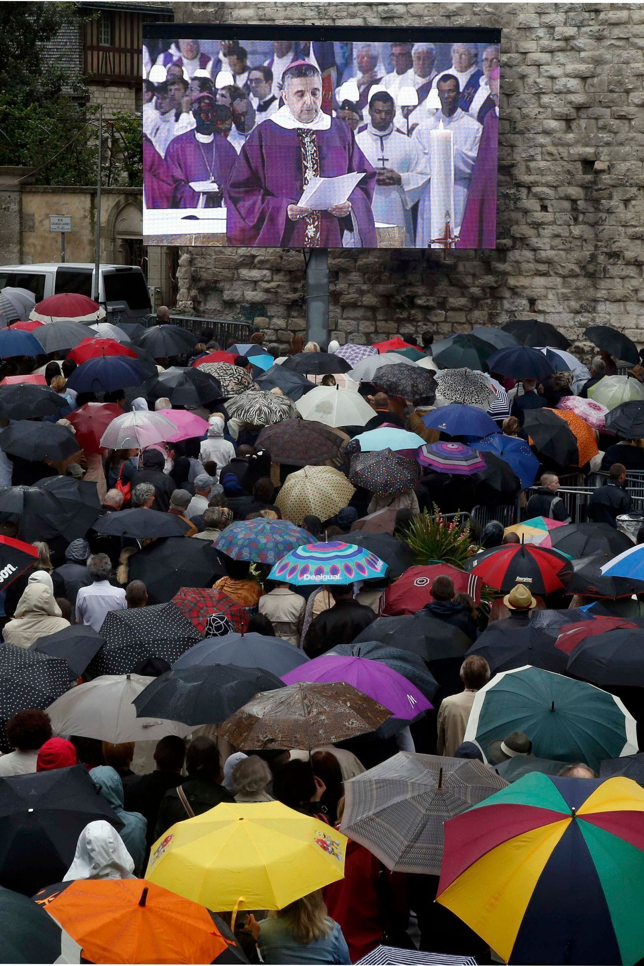 Pohřeb kněze Jacquese Hamela, kterého v kostele zavraždili islamisté.